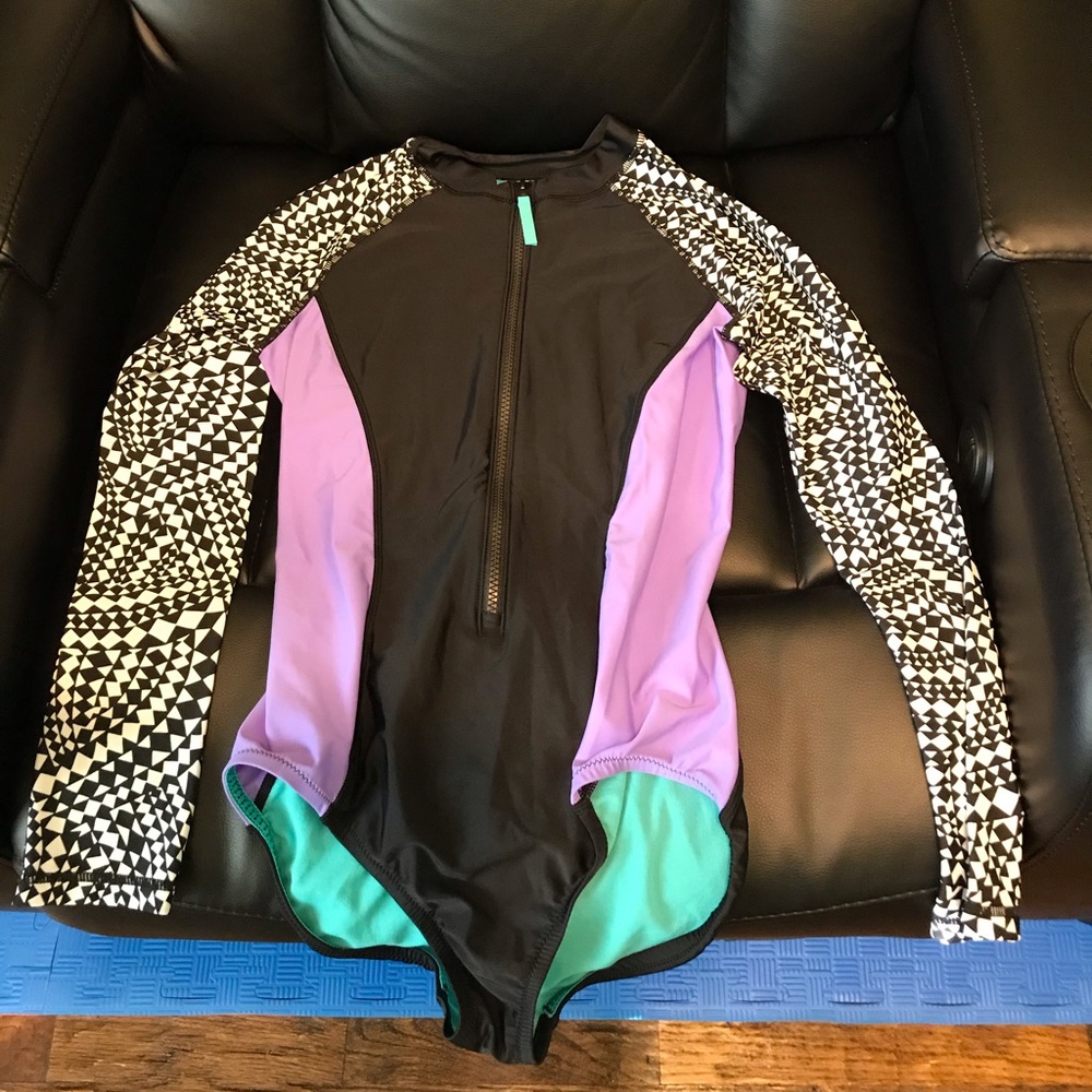 Cool long sleeved swimsuit